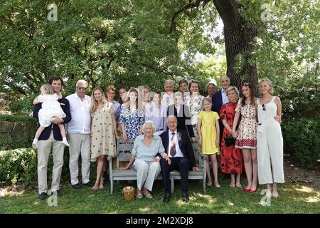 A L'ATTENTION DES ÉDITEURS - DISTRIBUER DES IMAGES - USAGE ÉDITORIAL SEULEMENT - PAS DE VENTE - PAS DE PUBLICITÉ - CRÉDIT OBLIGATOIRE KONINKLIJK PALEIS/PALAIS ROYAL/KONIGLICHER PALAST/PALAIS ROYAL (debout L-R) Prince Amedeo, tenant sa fille Anna Astrid, Prince Laurent de Belgique, Elisabetta Rosboch von Wolkenstein, Prince Aymeric, Princesse Luisa, Princesse Maria Crown Elisabeth, Princesse Elisabeth, Princesse Maria Princesse Louise, Prince Nicolas, Roi Philippe - Filip de Belgique, Prince Emmanuel, Prince Gabriel, Reine Mathilde de Belgique, Princesse Claire de Belgique, Princesse Eleonore, Prince Lorenz de Belgique, Princesse Astrid de Belgique, Princesse Lae Banque D'Images