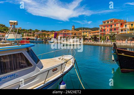 Des bateaux anchotent dans le port de Porto Azzurro, derrière eux des maisons aux façades pastel, l'Elbe, l'archipel toscan, la Toscane, l'Italie Banque D'Images