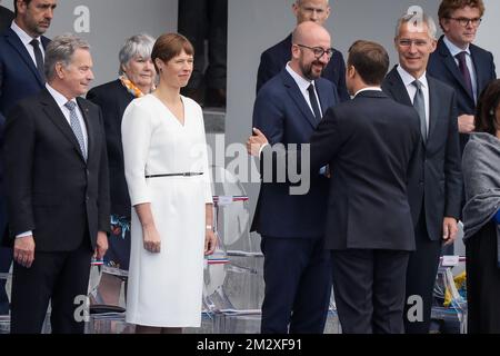 Le président français Emmanuel Macron salue le Premier ministre belge Charles Michel lors du défilé militaire de la Journée nationale française, à Paris, le dimanche 14 juillet 2019. BELGA PHOTO THOMAS PADILLA Banque D'Images