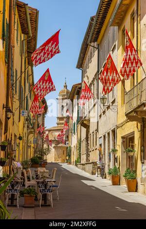 Drapeaux rouges et blancs dans la zone piétonne de San Quirico dOrcia, à l'arrière de la collégiale romane, San Quirico dOrcia, Toscane, Italie Banque D'Images