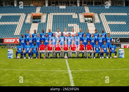Up L-R; 14 Gent Alessio Castro Montes; 16 Gent Jonathan David; 06 Gent Elisha Owusu; 08 Gent Vadis Odjidja-Ofoe; 26 Gent Goalkeeper Colin Coosemans; 01 Gent Goalkeeper Thomas Kaminski; 20 Gent Goalkeeper Jari de Soubo; 09 Roman Gent Buzus; 02 Gent Buzus; 31 Gent Kubo Kang Gent Guzem 28 Mamadou Sylla de Gent; (G-D moyen); 44 Andy Esiti de Gent; 04 Sigurd Rosted de Gent; 03 Eric Smith de Gent; 13 Giorgi Kvitaia de Gent; 23 Mikael Lustig de Gent; 17 Ibrahima Cisse de Gent; 07 Igaremevent Roman Yaretjevent; 32 Gastjasel Lustig de Gent; 33 Gent Gent Gastraic de Gent Gent Gent Gent Gent; 76 Gastjastraic de Gent Gent Gent Gent Gent Banque D'Images