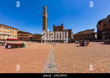 Pavé de briques à la Piazza del Campo, derrière la tour et le Palazzo Ciudad, Palazzo Comunale, Sienne, Toscane, Italie Banque D'Images