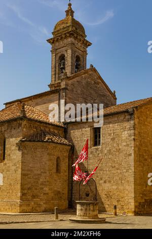 Drapeaux rouges et blancs à la Collégiale romane, San Quirico dOrcia, Toscane, Italie Banque D'Images