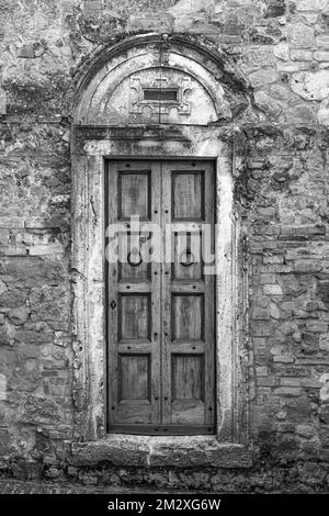 Porte d'entrée abîmée à l'entrée du jardin de la ville Horti Leonini, photo noir et blanc, San Quirico dOrcia, Toscane, Italie Banque D'Images