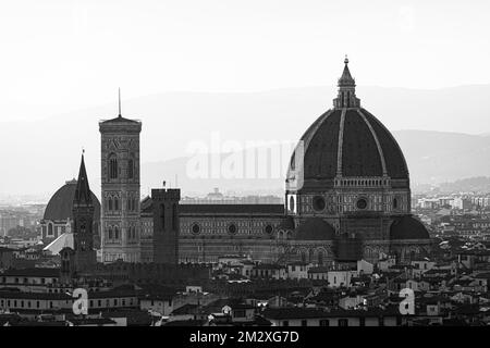 Vue sur Florence depuis la Piazzale Michelangelo, la cathédrale Santa Maria del Fiore, photo en noir et blanc, Florence, Toscane, Italie Banque D'Images