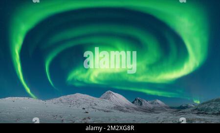Une spirale Aurora Borealis au-dessus du nord de la Norvège près de Tromso. Lumières nordiques panoramiques de haute qualité Banque D'Images