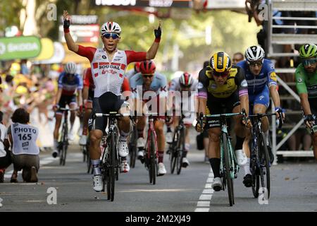 L'australien Caleb Ewan de Lotto Soudal célèbre comme il (L) gagne devant le néerlandais Dylan Groenewegen de l'équipe Jumbo-Visma (R) le sprint à la fin de la onzième étape de l'édition 106th de la course cycliste Tour de France, à 167 km d'Albi à Toulouse, Mercredi 17 juillet 2019 en France. Le Tour de France de cette année commence à Bruxelles et se déroule de 6 juillet à 28 juillet. BELGA PHOTO YUZURU SUNADA FRANCE OUT Banque D'Images