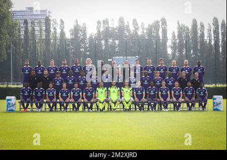 Top Row (G-D) : Josue sa d'Anderlecht; 09 Landry dimata d'Anderlecht; 03 James Lawrence d'Anderlecht; 24 Isaac Kiese Thelin d'Anderlecht; 22 Elias Cobbaut d'Anderlecht; 45 Sebastiaan Bornauw d'Anderlecht; 19 Adjointe d'Anderlecht; entraîneur de Josula Roecht d'Anderlecht; entraîneur de Josula Anderlecht; de l'entraîneur de Anderlecht; 44 Antonio Ante Milic d'Anderlecht; Philippe Sandler d'Anderlecht; 05 Yevhenii Makarenko d'Anderlecht; 04 Bubacarr Sanneh d'Anderlecht; 27 Peter Zulj d'Anderlecht; deuxième rangée (L-R):Reid d'Anderlecht; Bram GE d'Anderlecht Banque D'Images