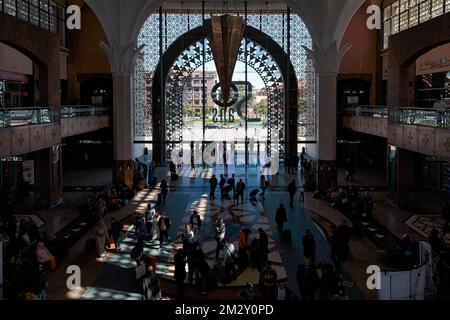 Lumière entrant par le portail d'entrée, passants, foule dans le hall de la gare, vue d'en haut, contre-jour, photo intérieure, chemin de fer de Marrakech Banque D'Images