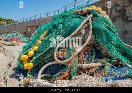 Des filets de pêche avec des flotteurs jaunes sont empilés à la jetée du port, Cala Ratjada, Majorque, Iles Baléares, Espagne Banque D'Images