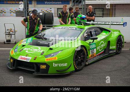 Lamborghini Huracan GT3 avec l'équipe de course mécanicien de course à la ligne de fosse devant le début de la course de voiture, circuit Zandvoort, Zandvoort aan Zee Banque D'Images