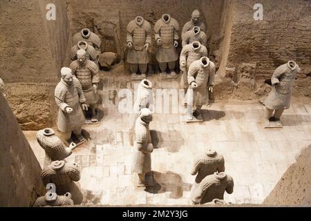 Figures de soldats guerriers de renommée mondiale sculptées à partir d'argile cuite chinoise dans Pit 3 l'armée de terre cuite au Musée du Mausolée de l'empereur Qinshihuang à Xi'an, Chine, RPC. (125) Banque D'Images