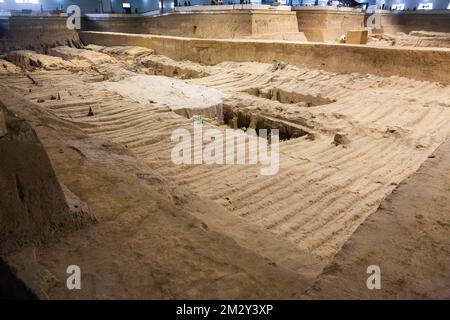 Fouilles archéologiques de Pit 2 de renommée mondiale sur le site de découverte de l'armée chinoise de terre cuite dans le partiellement excavé, travaux en cours, au Musée du site du Mausolée de l'empereur Qinshihuang à Xi'an. Chine. PRC. (125) Banque D'Images