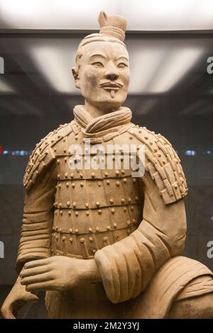 Le personnage archer à genoux, en terre cuite chinoise, a été fouillé de Pit 2 et est maintenant exposé aux touristes dans ce bâtiment. L'armée de terre cuite au musée du Mausolée de l'empereur Qinshihuang à Xi'an. PRC. Chine. (125) Banque D'Images