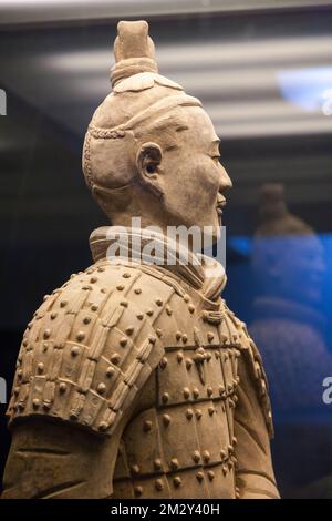 Le personnage archer à genoux, en terre cuite chinoise, a été fouillé de Pit 2 et est maintenant exposé aux touristes dans ce bâtiment. L'armée de terre cuite au musée du Mausolée de l'empereur Qinshihuang à Xi'an. PRC. Chine. (125) Banque D'Images