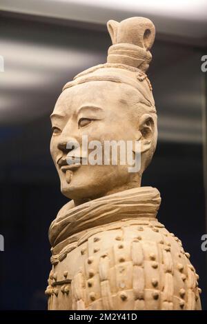 Le personnage archer à genoux, en terre cuite chinoise, a été fouillé de Pit 2 et est maintenant exposé aux touristes dans ce bâtiment. L'armée de terre cuite au musée du Mausolée de l'empereur Qinshihuang à Xi'an. PRC. Chine. (125) Banque D'Images