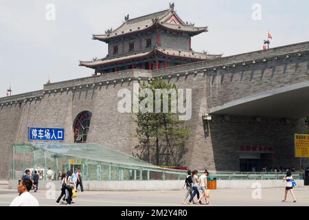 Section fortement restaurée des fortifications de Xi'an, également connue sous le nom de mur de la ville de Xi'an, avec une tour d'observation, à Xi'an. Xian, Chine. PRC. Exposé par temps ensoleillé avec un ciel bleu pâle. (125) Banque D'Images