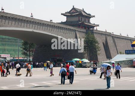 Section fortement restaurée des fortifications de Xi'an, également connue sous le nom de mur de la ville de Xi'an, avec une tour d'observation, à Xi'an. Xian, Chine. PRC. Exposé par temps ensoleillé avec un ciel bleu pâle. (125) Banque D'Images