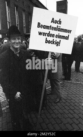 Les responsables des impôts descendent aussi dans la rue pour leur demande de plus de salaire, comme ici à Düsseldorf en 1969, en Allemagne Banque D'Images