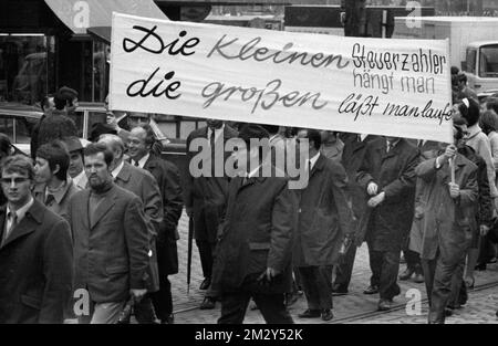 Les responsables des impôts descendent aussi dans la rue pour leur demande de plus de salaire, comme ici à Düsseldorf en 1969, en Allemagne Banque D'Images