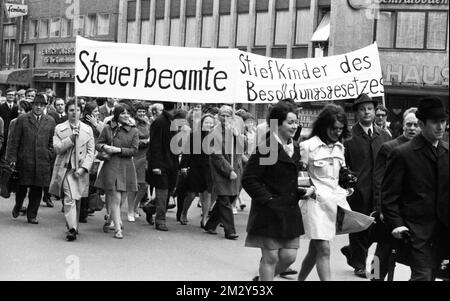 Les responsables des impôts descendent aussi dans la rue pour leur demande de plus de salaire, comme ici à Düsseldorf en 1969, en Allemagne Banque D'Images