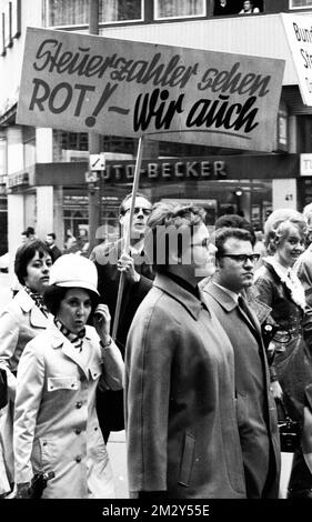 Les responsables des impôts descendent aussi dans la rue pour leur demande de plus de salaire, comme ici à Düsseldorf en 1969, en Allemagne Banque D'Images