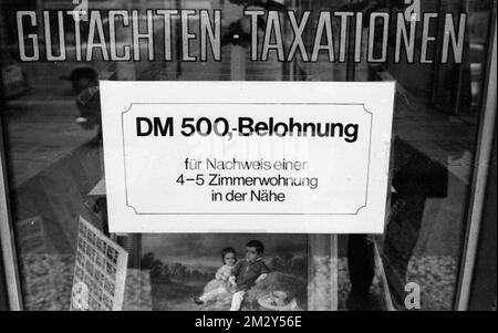 Les responsables des impôts descendent aussi dans la rue pour leur demande de plus de salaire, comme ici à Düsseldorf en 1969, en Allemagne Banque D'Images