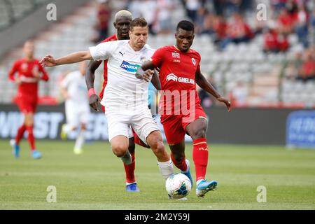 Jan Kovarik de Plzen et Aurelio Buta d'Anvers se battent pour le ballon lors du match de l'équipe belge de football Royal Antwerp FC contre le club tchèque Viktoria Plzen lors du troisième tour de qualification de l'UEFA Europa League, jeudi 08 août 2019 à Bruxelles. BELGA PHOTO BRUNO FAHY Banque D'Images