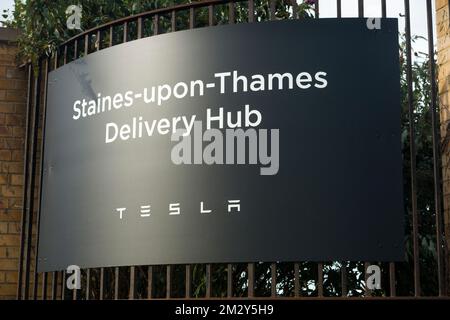 Signe / signalisation / enseignes de collecte de livraison pour les clients du Royaume-Uni qui viennent chercher une nouvelle voiture électrique Tesla EV fabriquée et exploitée par Tesla Inc des États-Unis. Situé à Staines-upon-Thames. (132) Banque D'Images