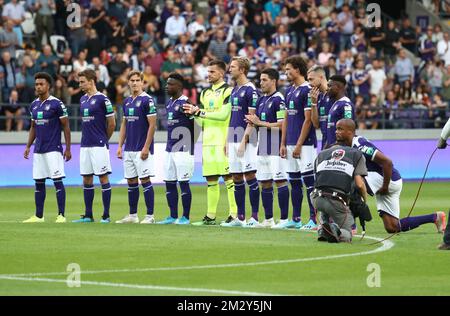 Les joueurs d'Anderlecht photographiés au début d'un match de football entre RSC Anderlecht et KV Mechelen, le vendredi 09 août 2019 à Anderlecht, le troisième jour de la saison de championnat de football belge « Jupiler Pro League » 2019-2020. BELGA PHOTO VIRGINIE LEFOUR Banque D'Images