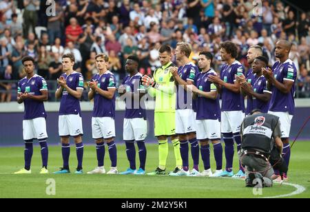 Les joueurs d'Anderlecht photographiés au début d'un match de football entre RSC Anderlecht et KV Mechelen, le vendredi 09 août 2019 à Anderlecht, le troisième jour de la saison de championnat de football belge « Jupiler Pro League » 2019-2020. BELGA PHOTO VIRGINIE LEFOUR Banque D'Images