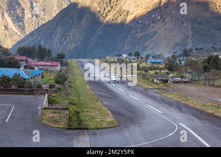 LUKLA/NÉPAL - 18 OCTOBRE 2015 : atterrissage d'un petit avion à l'aéroport de Tenzing-Hillary à Lukla, dans l'Himalaya, au Népal. Atterrissage de l'avion à la petite piste Banque D'Images