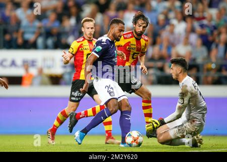 Isaac Kiese Thelin d'Anderlecht, Thibaut Peyre de Mechelen et Sofian Bouzian, gardien de but de Mechelen, se battent pour le ballon lors d'un match de football entre RSC Anderlecht et KV Mechelen, le vendredi 09 août 2019 à Anderlecht, le troisième jour du championnat belge de football de la « Jupiler Pro League » 2019-2020. BELGA PHOTO BRUNO FAHY Banque D'Images