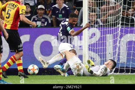 Isaac Kiese Thelin d'Anderlecht et Sofian Bouzian, gardien de but de Mechelen, se battent pour le ballon lors d'un match de football entre RSC Anderlecht et KV Mechelen, le vendredi 09 août 2019 à Anderlecht, le troisième jour de la saison belge de championnat de football "Jupiler Pro League" 2019-2020. BELGA PHOTO VIRGINIE LEFOUR Banque D'Images