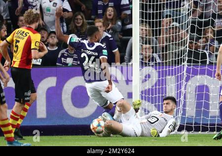 Isaac Kiese Thelin d'Anderlecht et Sofian Bouzian, gardien de but de Mechelen, se battent pour le ballon lors d'un match de football entre RSC Anderlecht et KV Mechelen, le vendredi 09 août 2019 à Anderlecht, le troisième jour de la saison belge de championnat de football "Jupiler Pro League" 2019-2020. BELGA PHOTO VIRGINIE LEFOUR Banque D'Images