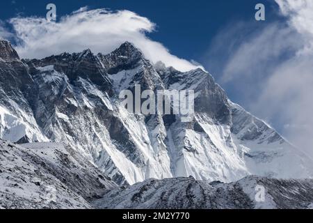 Vue spectaculaire sur les montagnes de l'Himalaya par jour nuageux. Vue sur la montagne Lhosse face sud depuis Everest base Camp Trek. Paysage de montagnes de l'Himalaya à sa Banque D'Images