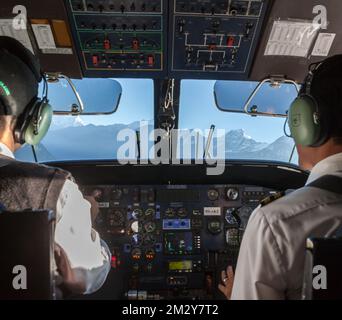 KATMANDOU/NÉPAL - 18 OCTOBRE 2015 : poste de pilotage d'un petit avion volant de Katmandou à l'aéroport de Lukla. Petit équipage d'avion volant dans le support Banque D'Images