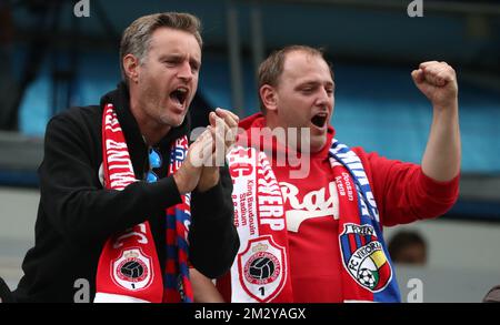 Les fans d'Anvers assistent à un match de football entre le club tchèque Viktoria Plzen et l'équipe belge de football Royal Antwerp FC, le retour au troisième tour de qualification de l'UEFA Europa League, à Pilsen, en République tchèque, le jeudi 15 août 2019. La première étape s'est terminée par une victoire de 1-0 pour Anvers. BELGA PHOTO VIRGINIE LEFOUR Banque D'Images