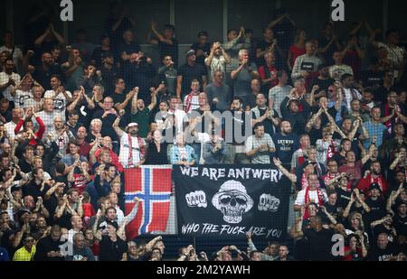 Les supporters d'Anvers photographiés lors d'un match de football entre le club tchèque Viktoria Plzen et l'équipe belge de football Royal Antwerp FC, le retour au troisième tour de qualification de l'UEFA Europa League, à Pilsen, en République tchèque, le jeudi 15 août 2019. La première étape s'est terminée par une victoire de 1-0 pour Anvers. BELGA PHOTO VIRGINIE LEFOUR Banque D'Images