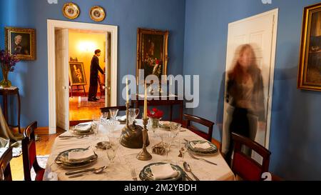 Table fixée avec soin, murs bleus, personne floue, Casa Parlante, musée avec poupées mobiles, maison du 19th siècle, vieille ville, ville de Corfou, île de Corfou Banque D'Images