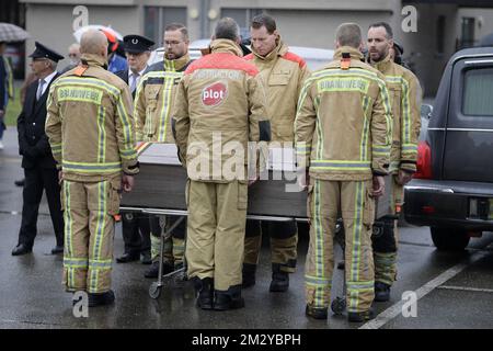 L'illustration montre un camion de pompier transportant le cercueil d'un pompier décédé, à un service commémoratif pour deux pompiers décédés, Chris et Benni, au quartier général des pompiers à Heusden-Zolder, le samedi 17 août 2019. Les deux ont été tués au cours d'un incendie dans un bâtiment de Beringen en squats la semaine dernière. BELGA PHOTO YORICK JANSENS Banque D'Images