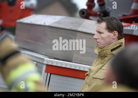 L'illustration montre un camion de pompier transportant le cercueil d'un pompier décédé, à un service commémoratif pour deux pompiers décédés, Chris et Benni, au quartier général des pompiers à Heusden-Zolder, le samedi 17 août 2019. Les deux ont été tués au cours d'un incendie dans un bâtiment de Beringen en squats la semaine dernière. BELGA PHOTO YORICK JANSENS Banque D'Images