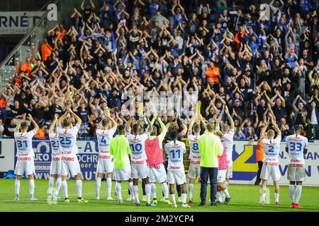 Les joueurs de Genk fêtent avec des fans après avoir remporté un match de football entre Waasland-Beveren et KRC Genk, le samedi 17 août 2019 à Beveren, le quatrième jour de la saison belge de championnat de football de la « Jupiler Pro League » 2019-2020. BELGA PHOTO DAVID PINTENS Banque D'Images