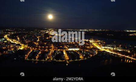 Lune sur Rostock la nuit, vue aérienne Banque D'Images