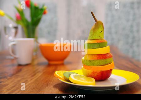 Tranches de différents fruits superposés, décoration riche en vitamines Banque D'Images