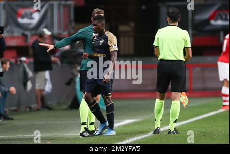 Aurelio Buta d'Anvers quitte le terrain après avoir reçu une carte rouge lors d'un match de football entre l'équipe néerlandaise AZ Alkmaar et le club belge Royal Antwerp FC, le jeudi 22 août 2019 à Enschede, aux pays-Bas, dans la première partie des matchs de l'UEFA Europa League. BELGA PHOTO VIRGINIE LEFOUR Banque D'Images