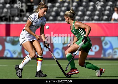 Barbara Nelen en Belgique et Chloe Watkins en Irlande photographiés en action lors d'un match de hockey entre l'équipe nationale féminine belge The Red Panthers et Ireland, un match de classement dans le groupe C aux championnats d'Europe 'EuroHockey', vendredi 23 août 2019 à Wilrijk, Anvers. BELGA PHOTO DIRK WAEM Banque D'Images