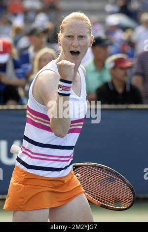 L'Alison belge Van Uytvanck célèbre après avoir remporté un premier match entre l'Alison belge Van Uytvanck (WTA 68) et le slovaque Viktoria Kuzmova (WTA 52) au championnat féminin du tournoi de tennis américain Open Grand Chelem, à Flushing Meadow, à New York City, États-Unis, le lundi 26 août 2019. BELGA PHOTO YORICK JANSENS Banque D'Images