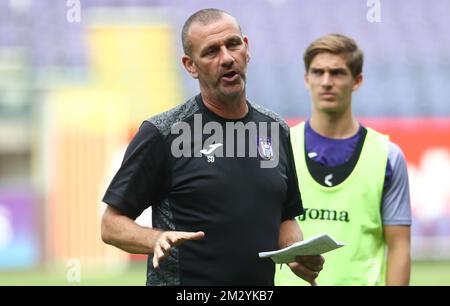 Simon Davies, entraîneur en chef d'Anderlecht Gestures, lors d'une session d'entraînement du club de football belge RSC Anderlecht, le mercredi 28 août 2019 à Bruxelles. BELGA PHOTO VIRGINIE LEFOUR Banque D'Images