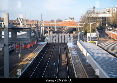 Slough, Berkshire, Royaume-Uni. 14th décembre 2022. Les voies ferrées à la gare de Slough. Certains travailleurs du rail étaient en grève aujourd'hui à la gare de Slough dans le cadre d'un conflit sur la paie et la fermeture prévue des bureaux de billetterie. LES TRAINS GWR et Elizabeth Line circulent vers et depuis Londres, mais la gare était beaucoup plus calme que la normale car beaucoup de gens ont décidé de travailler de chez eux. Le personnel faisait du piquetage devant la gare dans le froid glacial un autre jour de températures inférieures à zéro. Crédit : Maureen McLean/Alay Live News Banque D'Images